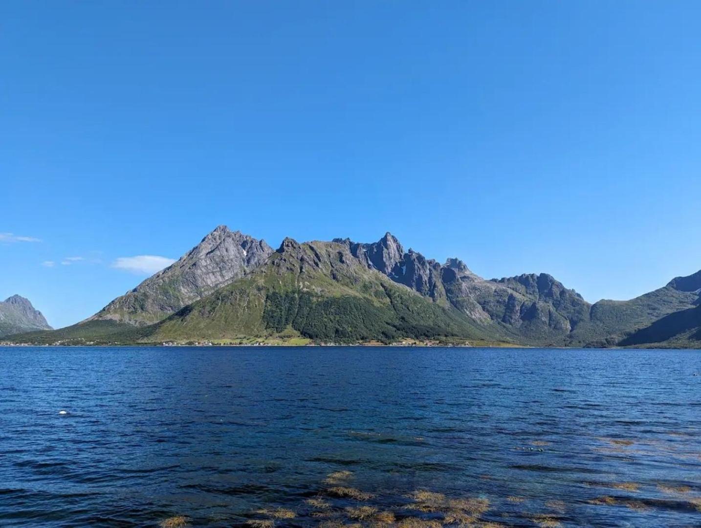Nydelig Hytte Med Fantastisk Beliggenhet Ved Sjoen Villa Laupstad Dış mekan fotoğraf