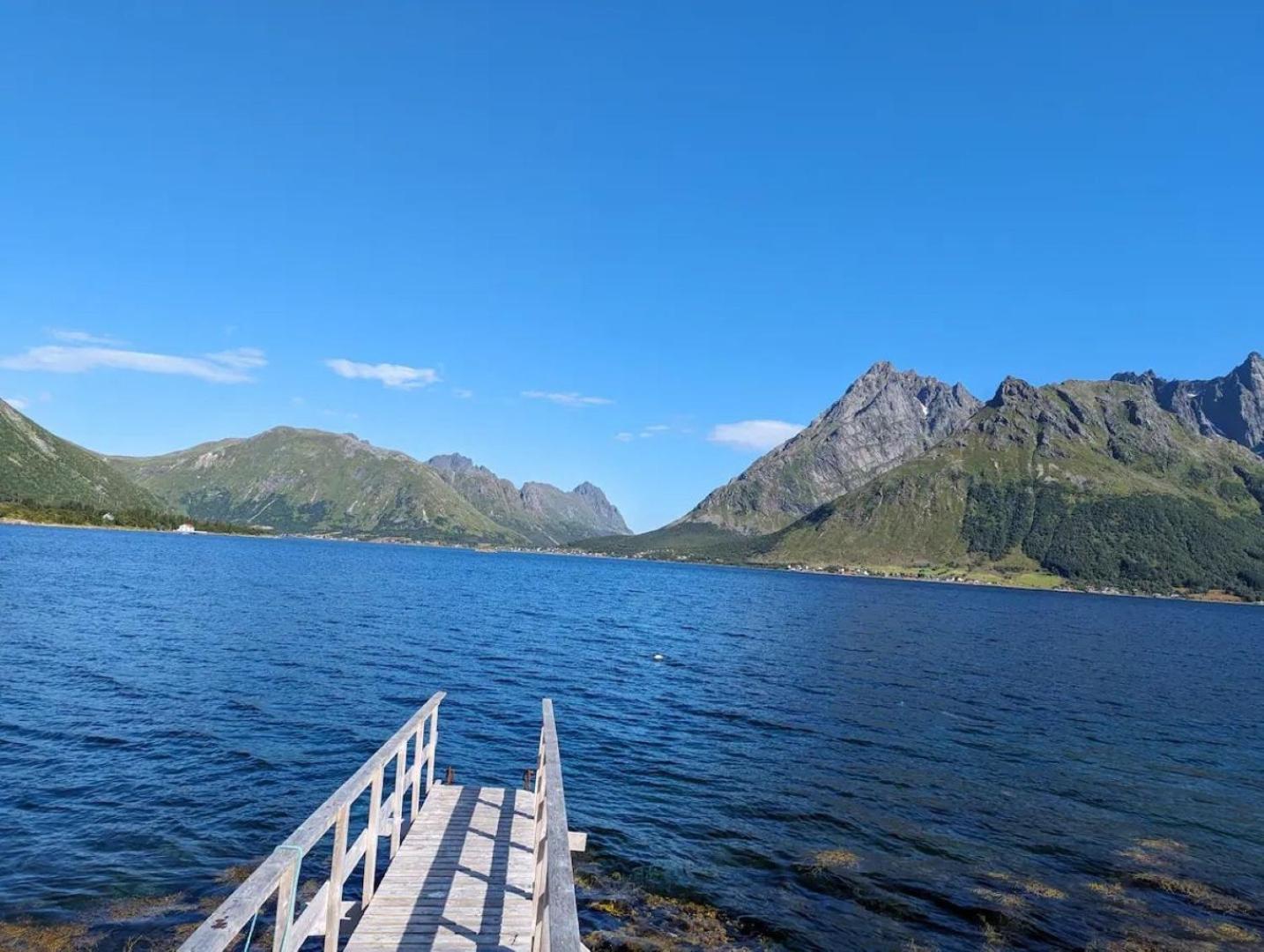 Nydelig Hytte Med Fantastisk Beliggenhet Ved Sjoen Villa Laupstad Dış mekan fotoğraf